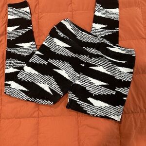 💛 2/$25! LuLaRoe Women's Leggings in Black and White Zigzag